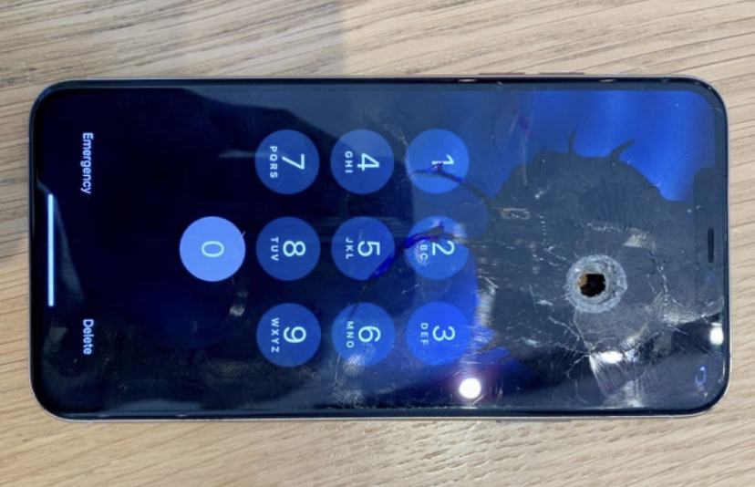 iPhone 11 Pro Max прострелили насквозь, экран продолжил работать
