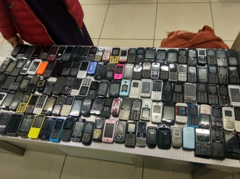 В аэропорту Екатеринбурга задержали женщину с 136 старыми телефонами Nokia и Motorola