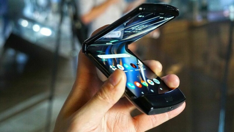 Motorola отложила продажи гибкого смартфона RAZR из-за высокого спроса