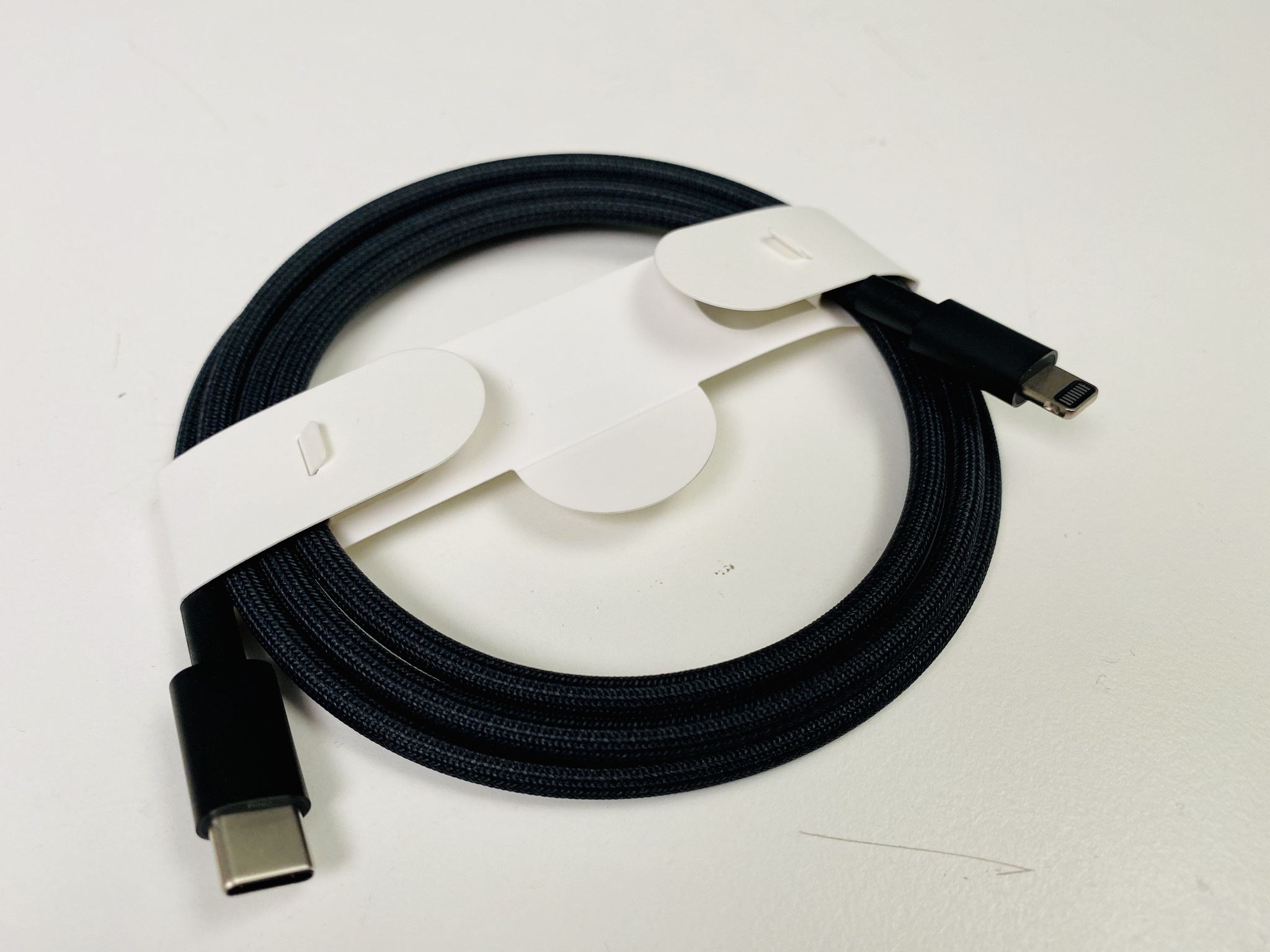 В комплекте с Mac Pro идёт плетёный кабель Lightning. Такой не купить