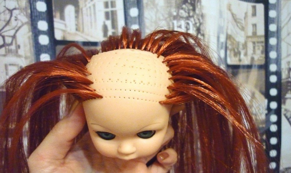 Как восстановить волосы кукле. Перепрошивка волос кукле. Переделать кукле волосы. Эффект кукольных волос. Скатались волосы у куклы.