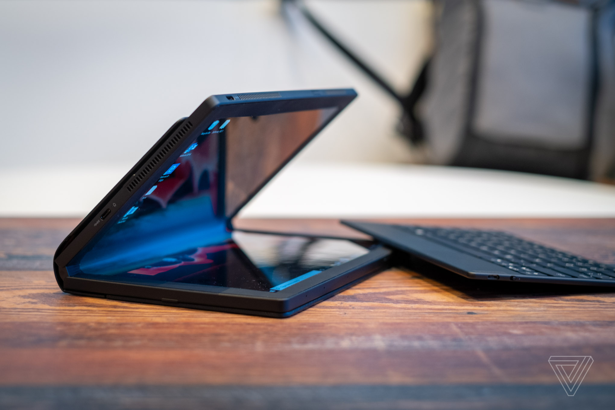 Lenovo представила гибкий ноутбук ThinkPad X1 Fold. Стоит $2 499