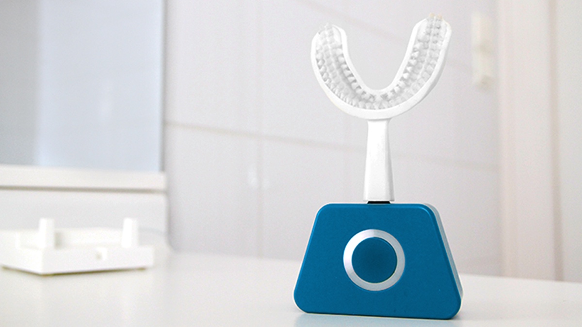 Необычная щётка Y-Brush почистит все зубы разом за 10 секунд