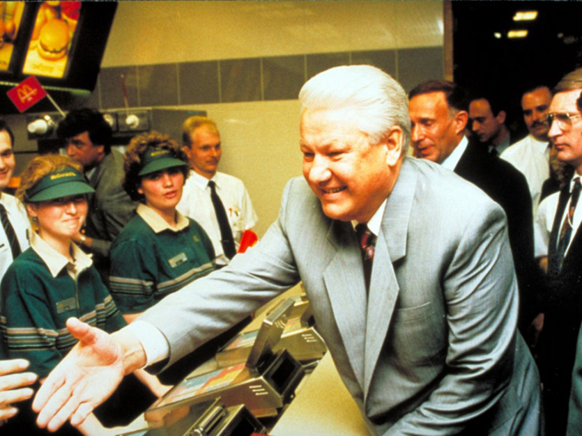 Открытие ресторана, ставшего символом эпохи. Сколько стоил первый советский гамбургер и откуда продукты в годы дефицита