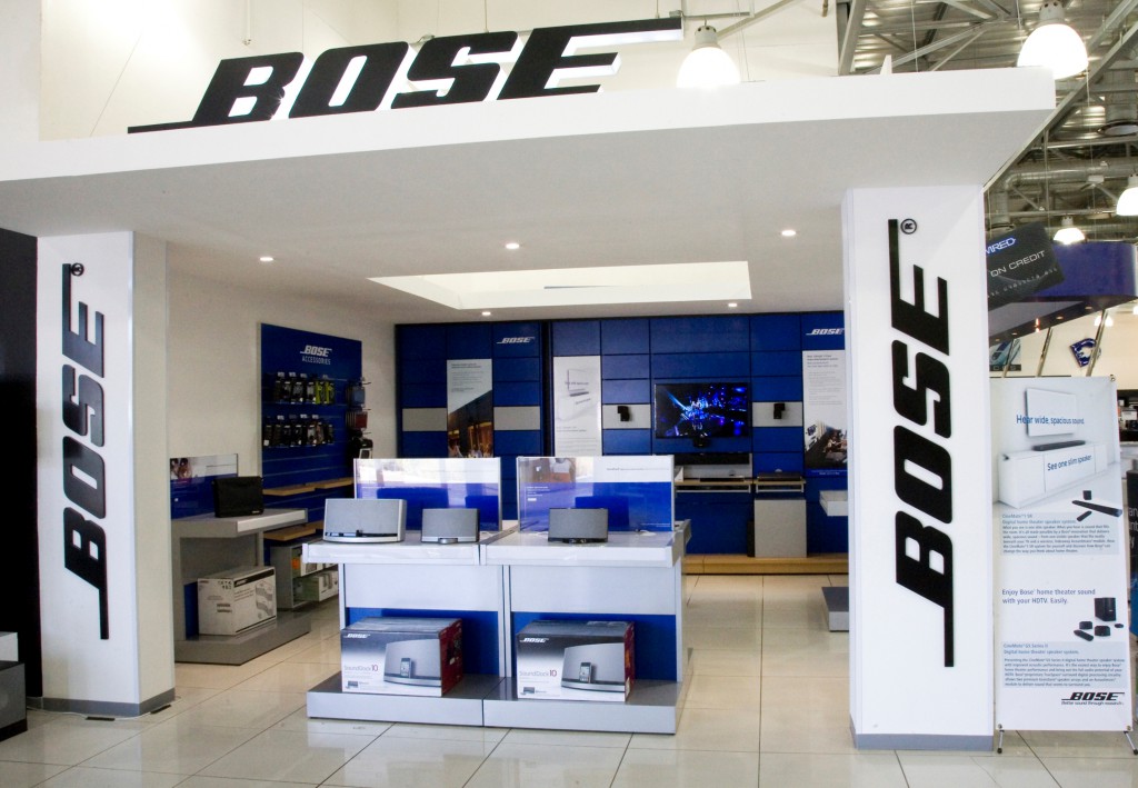 Bose закрывает более сотни магазинов и увольняет сотрудников. Кто же виноват?