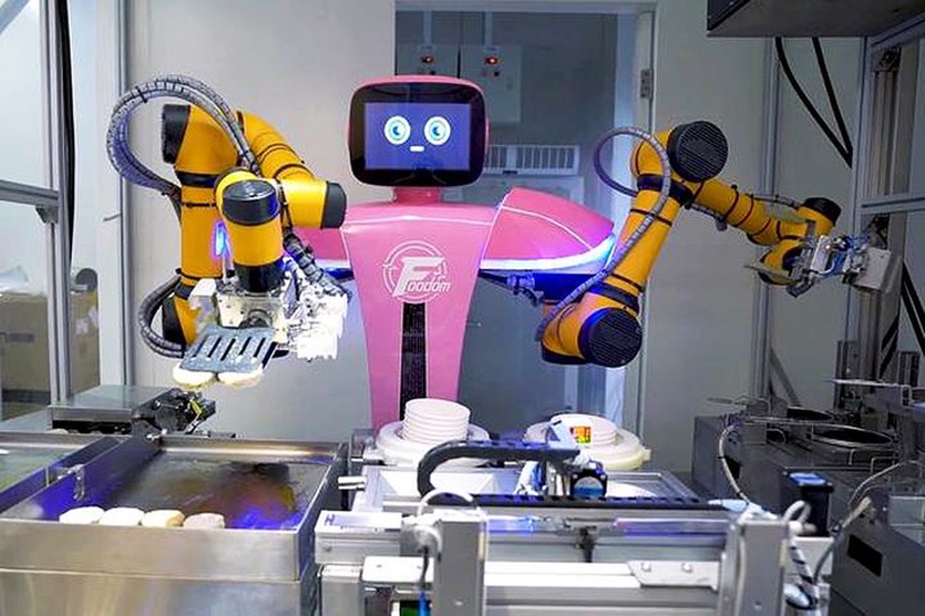 В Китае открыли первый ресторан с роботами. Они готовят еду и обслуживают посетителей