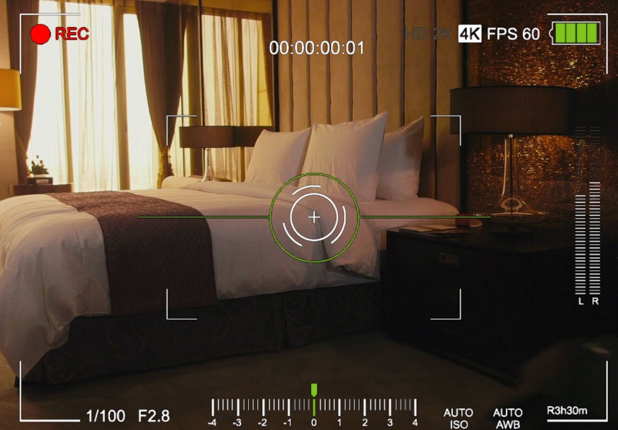 Как найти скрытые камеры и прослушку в отелях или съемных квартирах