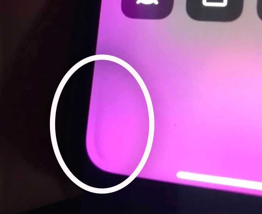 На дисплее iPhone XR появилась странная полоса. Так бывает и на iPhone 11