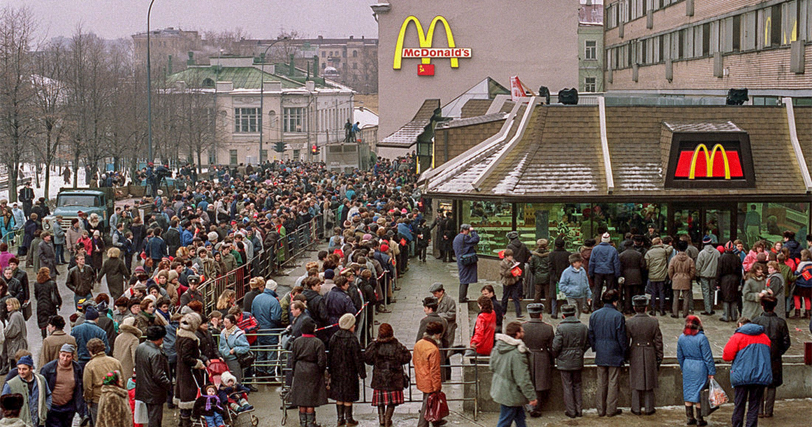 30 лет назад в России открылся первый McDonald’s. А сегодня бургер за 3 рубля отменили