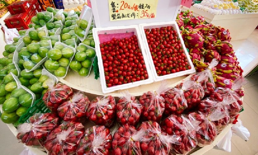 Помидоры черри используют в тортах, едят с пирожными и закусывают ими бабл ти: там это фрукт