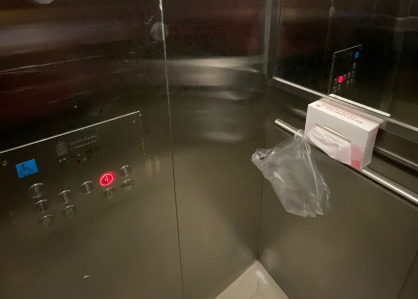 В каждом лифте по пачке салфеток для кнопок