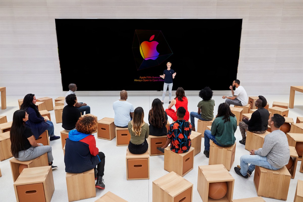 В магазинах Apple Store США и Канады отменили занятия Today at Apple