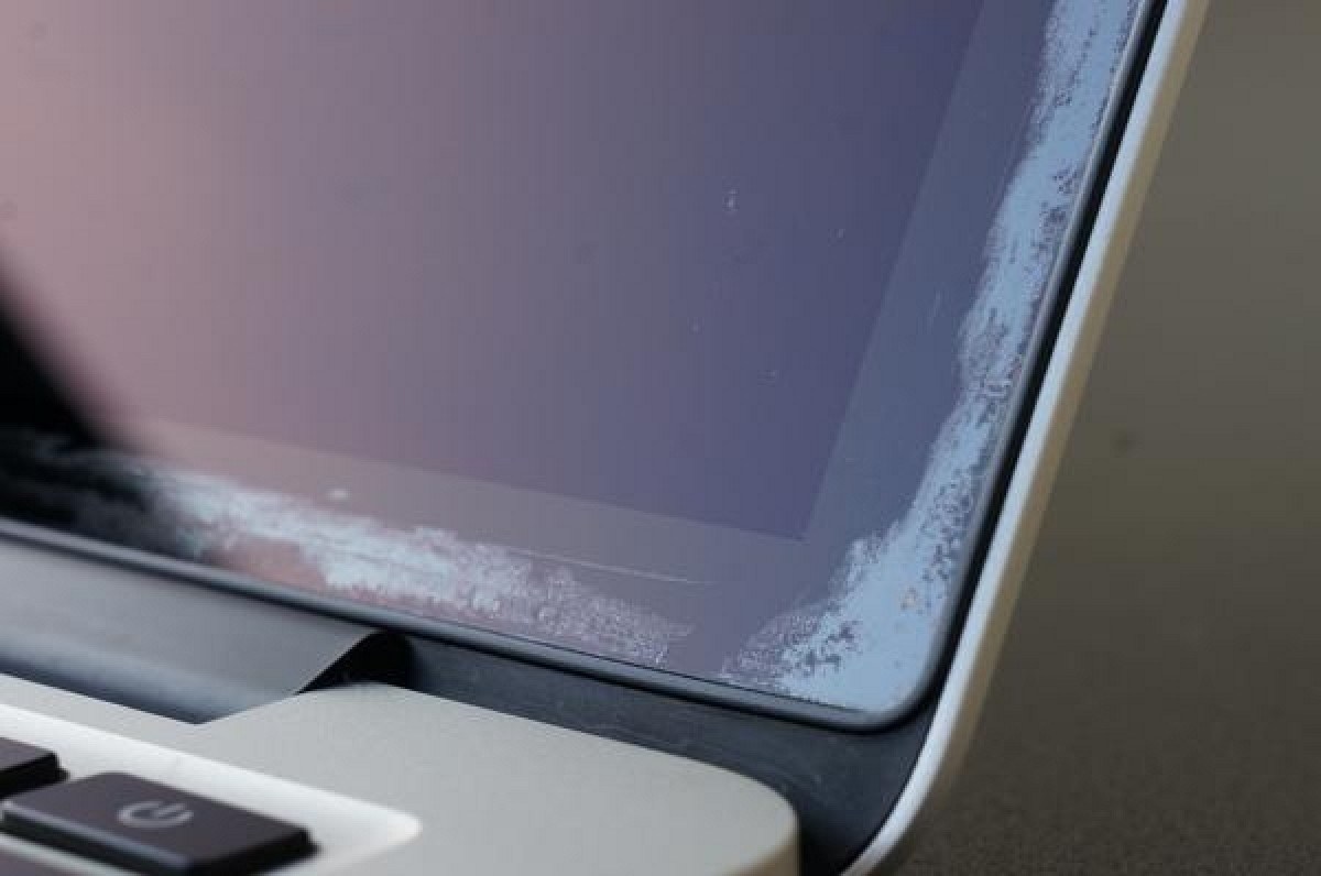 У новых MacBook Air может стираться антибликовое покрытие экрана. Решения нет
