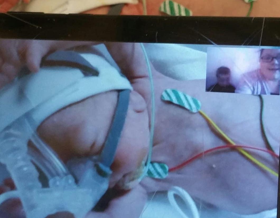 Больницы США запрещают посещать новорождённых. Родители следят за детьми через FaceTime