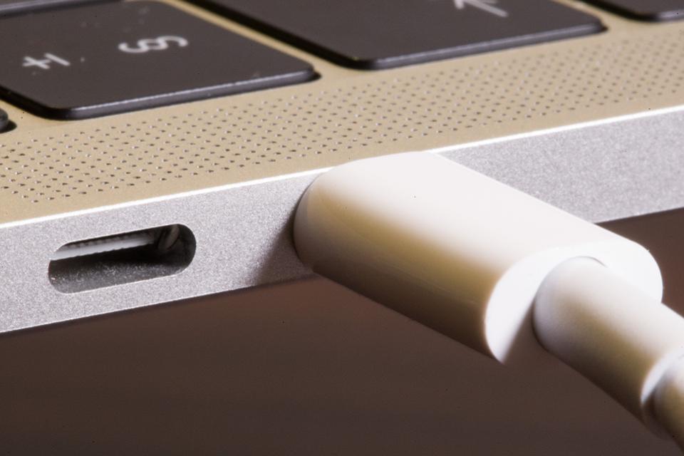 Новые 13-дюймовые MacBook Pro поддерживают мощную зарядку 87 Вт, но в ней нет смысла
