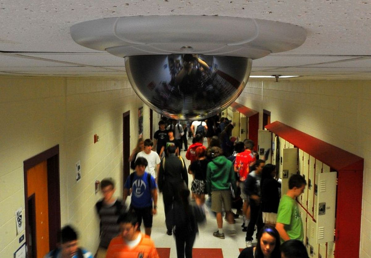 Сбербанк создал камеру для измерения температуры школьников и распознавания их лиц в масках
