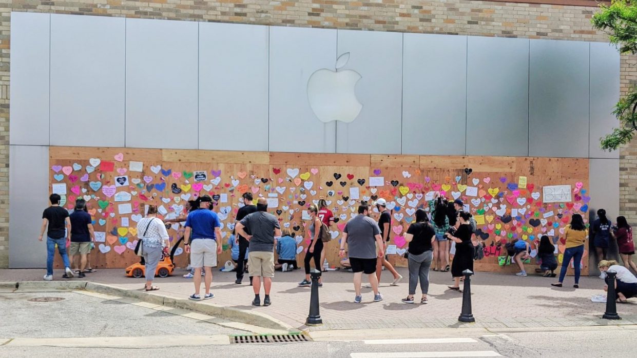 Люди украшают заколоченные Apple Store в поддержку протестов в США
