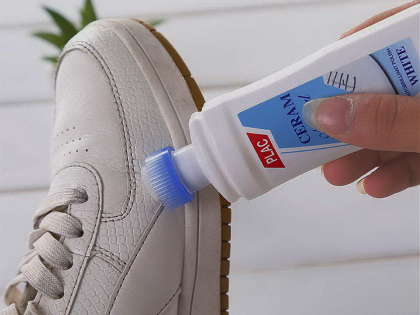 Чем можно отмыть обувь. Отбеливатель для белой обуви. Для белых кроссовок отбеливатель. Очиститель для белых кроссовок. Средство для чистки белых кроссовок из ткани.