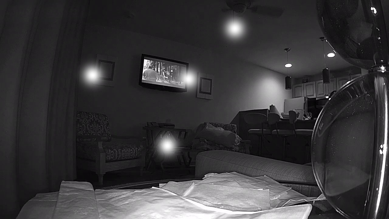 Видео скрытой камерой природ. Камера видеонаблюдения в спальне. Скрытые камеры в спальные. Скрытые видеокамеры в спальне. Замаскированные видеокамеры в спальне.