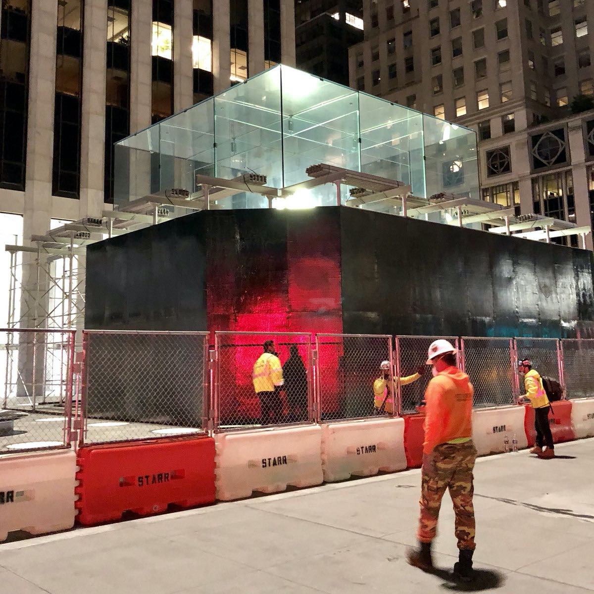 Куб в металле. Apple заколачивает самый известный Apple Store в Нью-Йорке