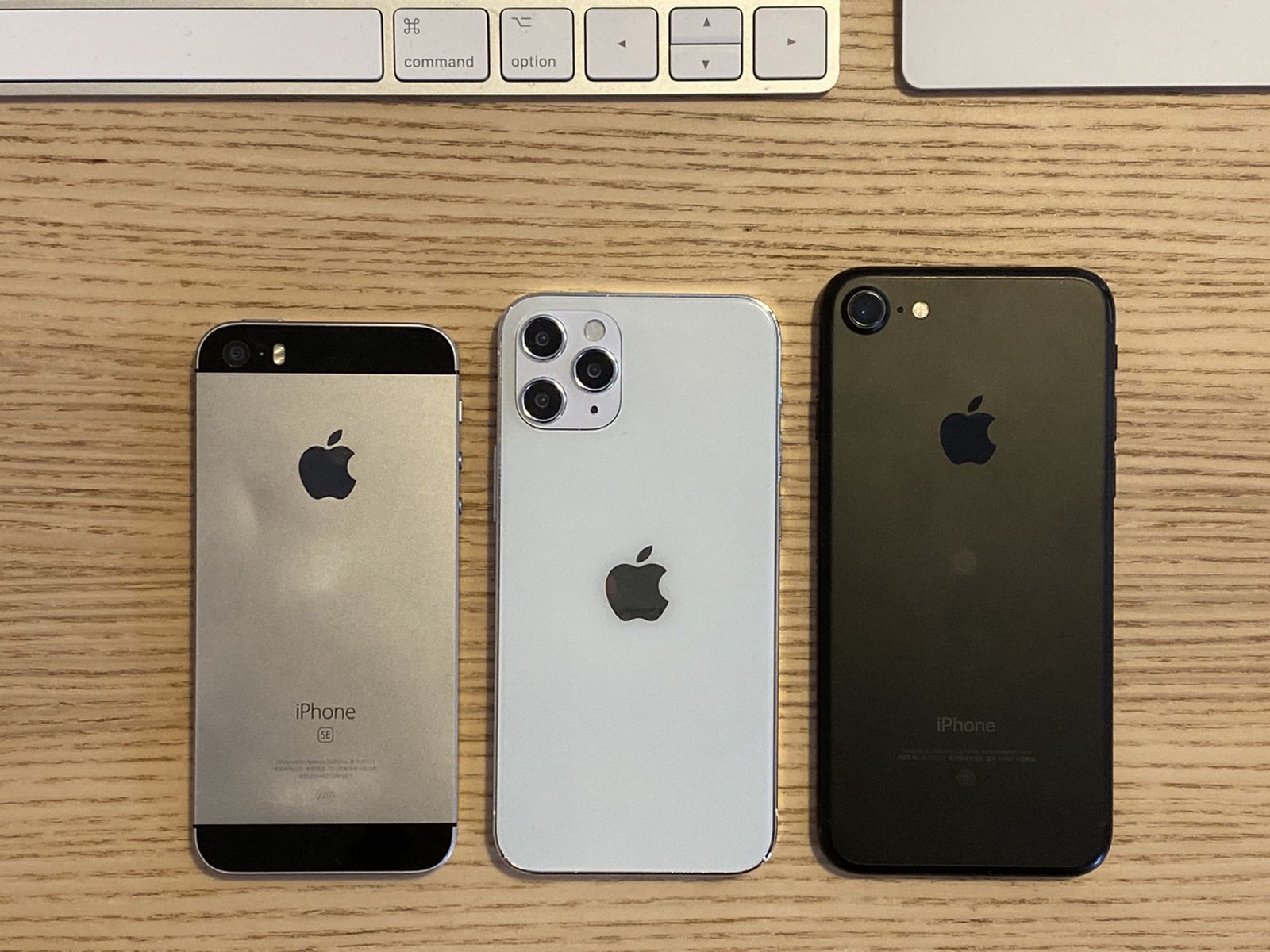 Самый маленький iPhone 12 сравнили с остальными айфонами. Новый SE в шоке