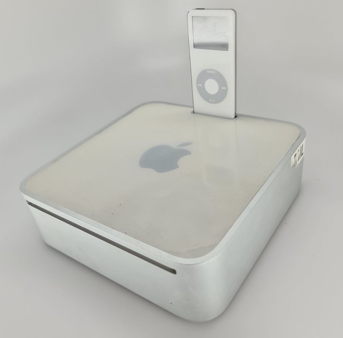 В сети появились фото редкого прототипа Mac mini с доком для iPod