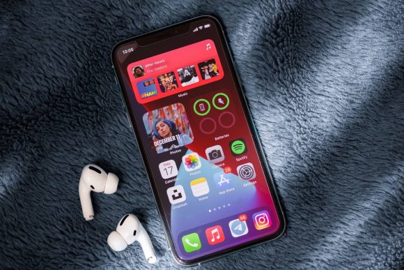 Вы удивитесь, как долго работает iPhone на iOS 14 в сравнении с iOS 13