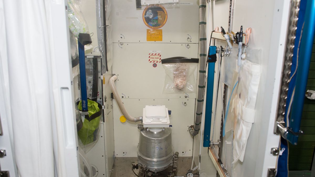 Американцы запускают в космос туалет за 23 миллиона долларов. Что он умеет