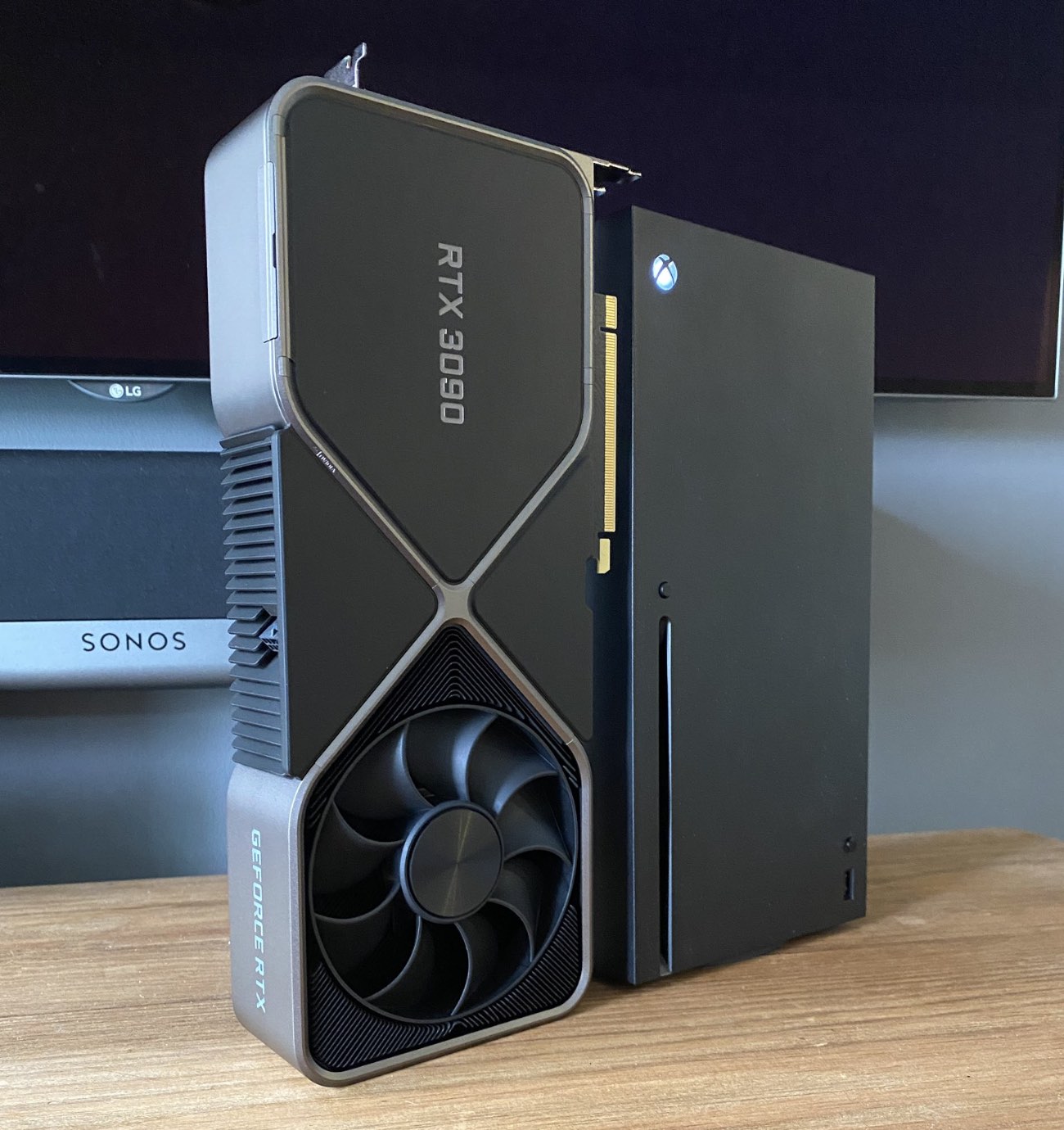 Топовую видеокарту NVIDIA RTX 3090 сравнили с огромной Xbox Series X. Консоль проиграла