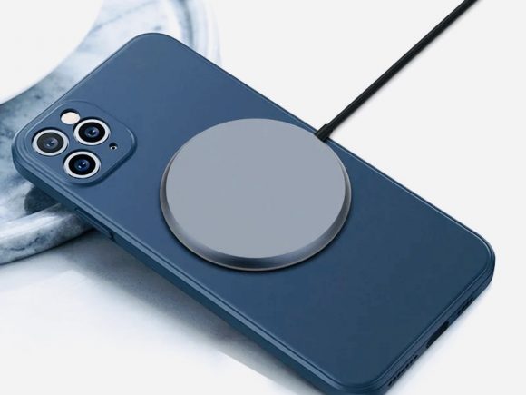 Новые зарядки MagSafe внезапно примагничиваются к iPhone 11 Pro, хотя в них нет магнитов