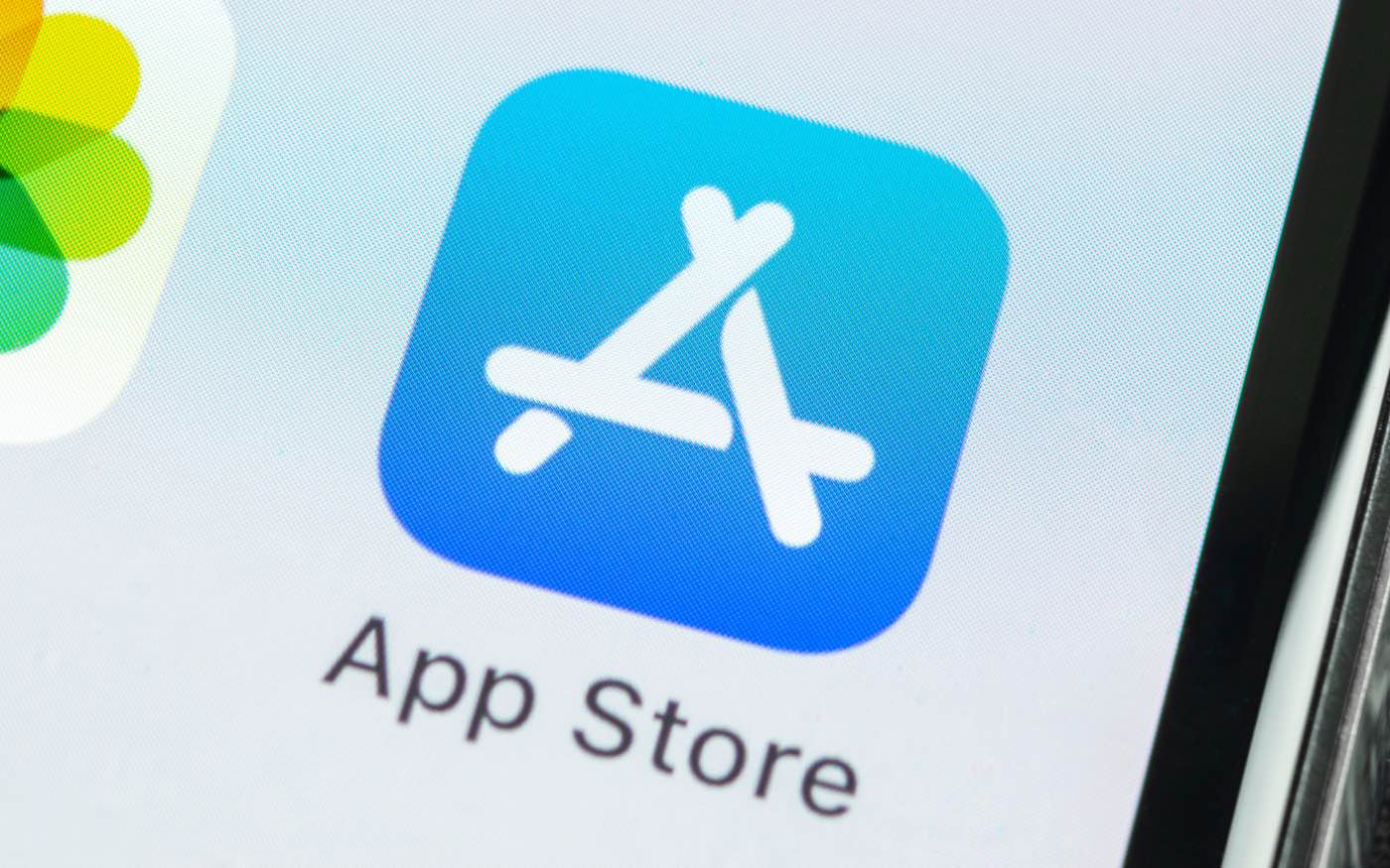 Бывший глава App Store заявил, что Apple намеренно мешает конкурентам развиваться в магазине приложений