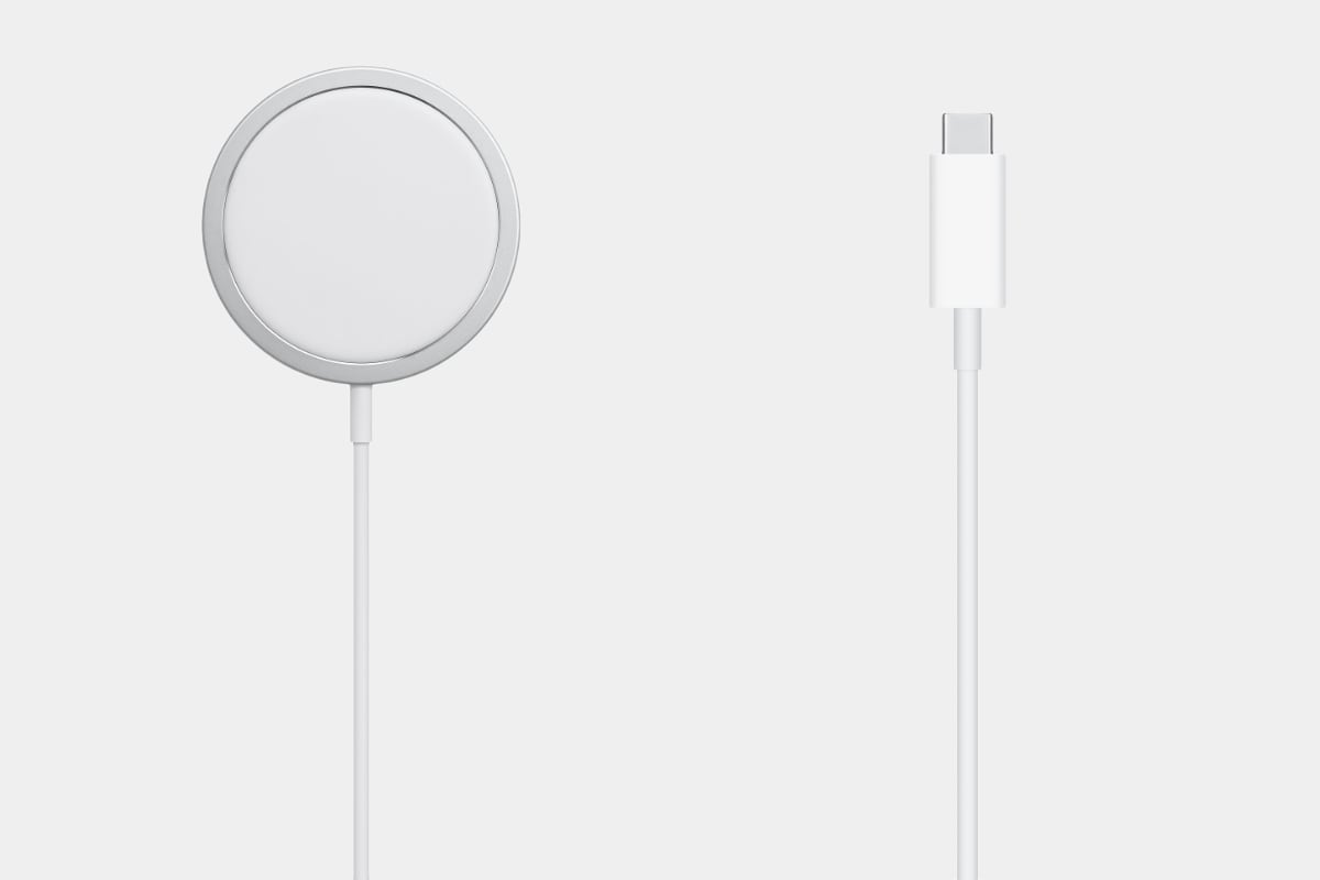 Apple выпустила беспроводную зарядку MagSafe для iPhone 12. Стоит 3990 руб.