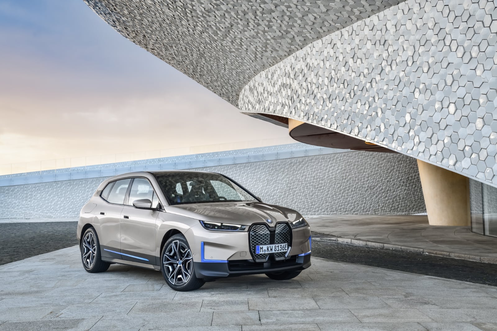 BMW представила электрический кроссовер iX с запасом хода 600 км