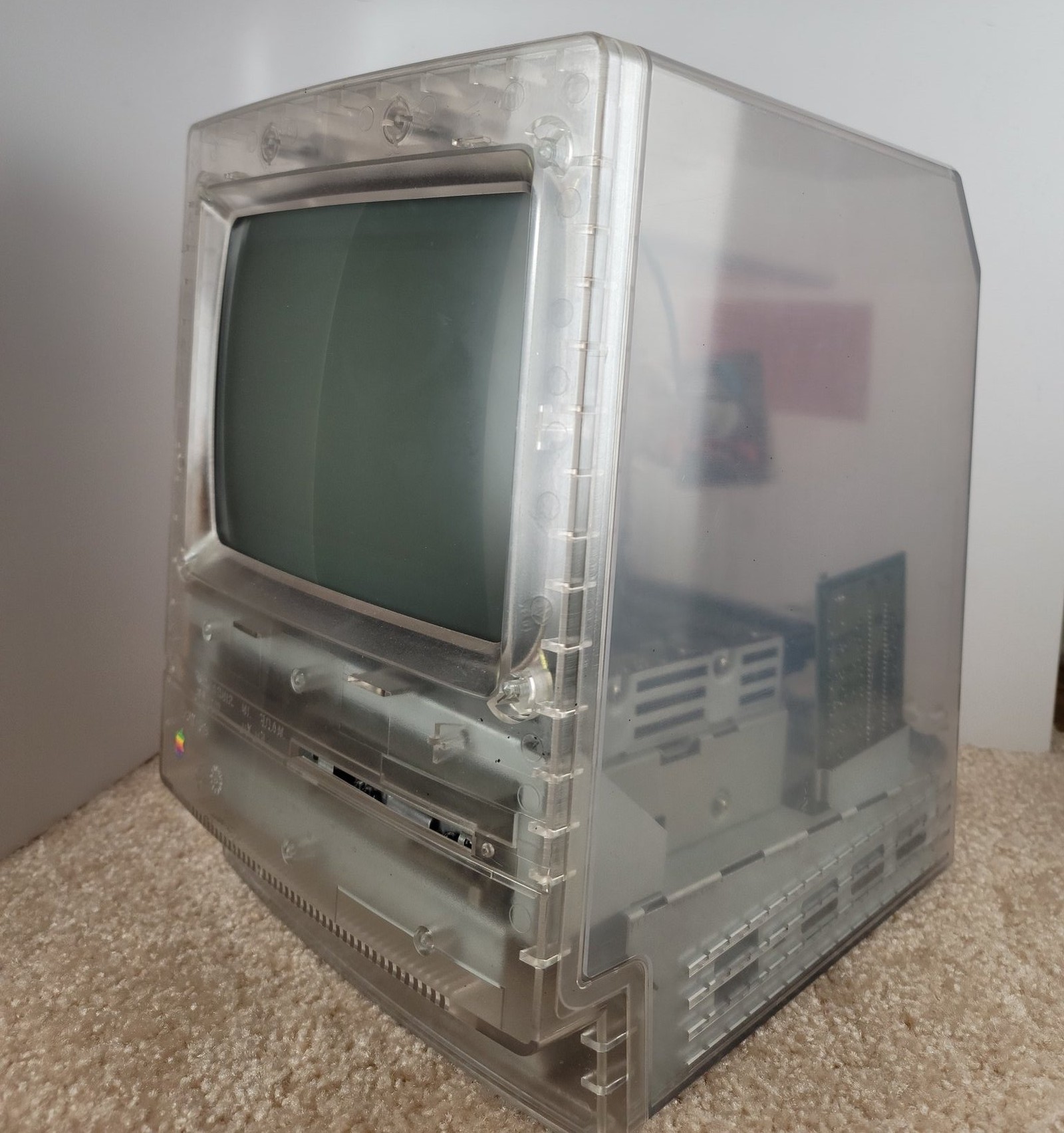 В сети появились фото прототипа компьютера Macintosh Classic в прозрачном корпусе