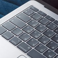 Печатаю по 20 тысяч символов каждый день на клавиатуре, от которой отказалась Apple. Плюсы и минусы «бабочки»