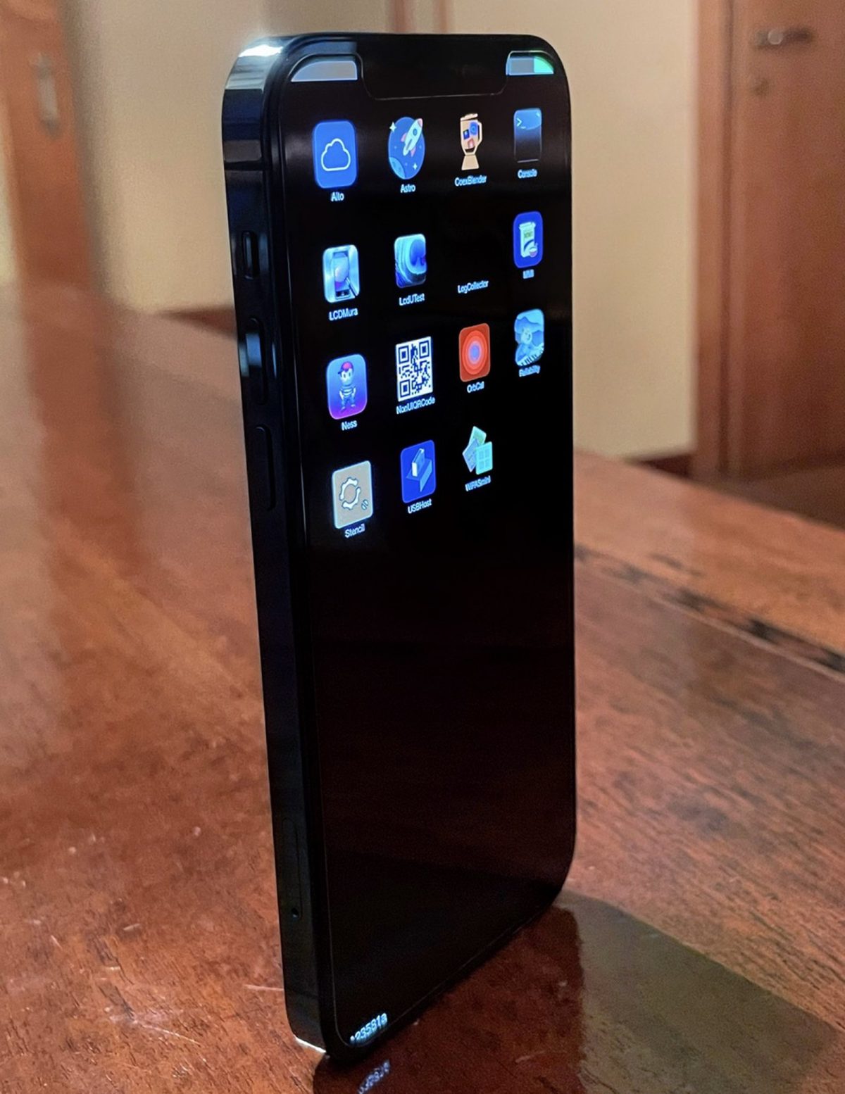 Появились фото прототипа iPhone 12 Pro с операционной системой SwitchBoard