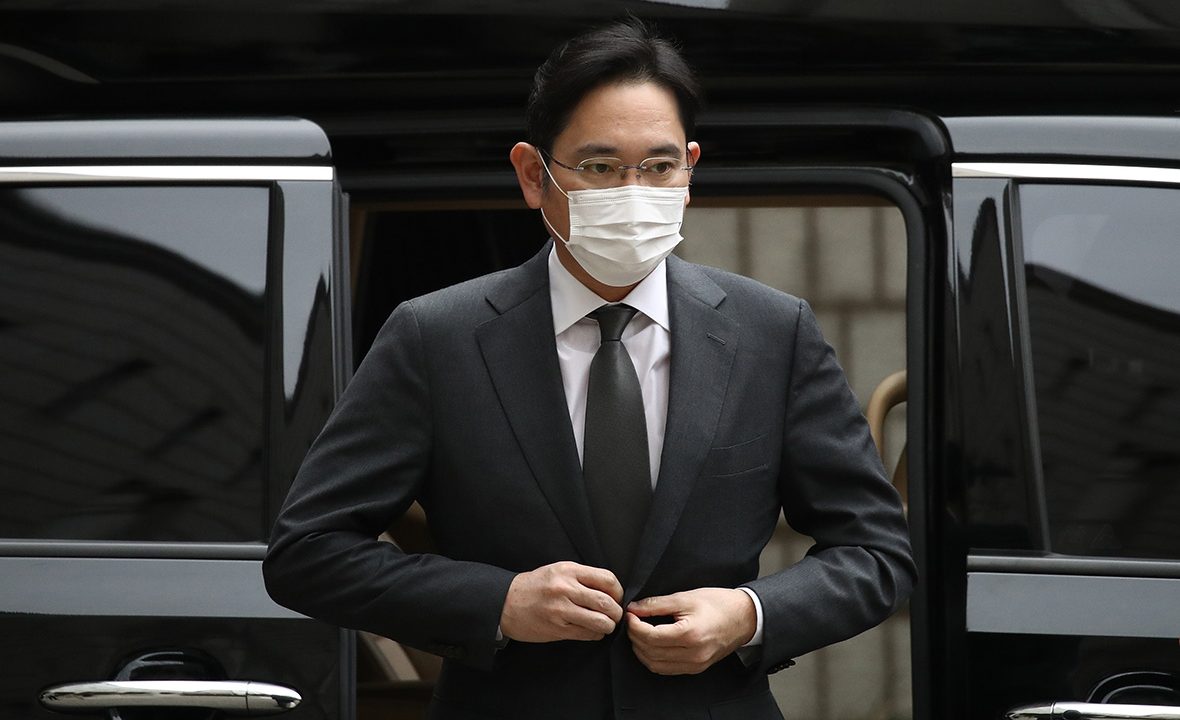 Вице-президента Samsung приговорили к 2,5 годам тюрьмы за взятки