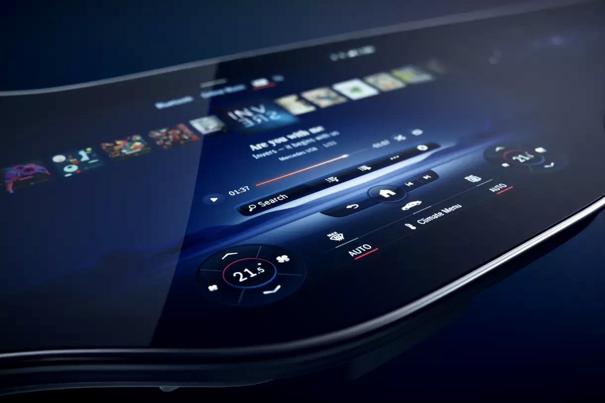 Mercedes показала огромный 56-дюймовый дисплей для автомобилей. Все кнопки теперь виртуальные!