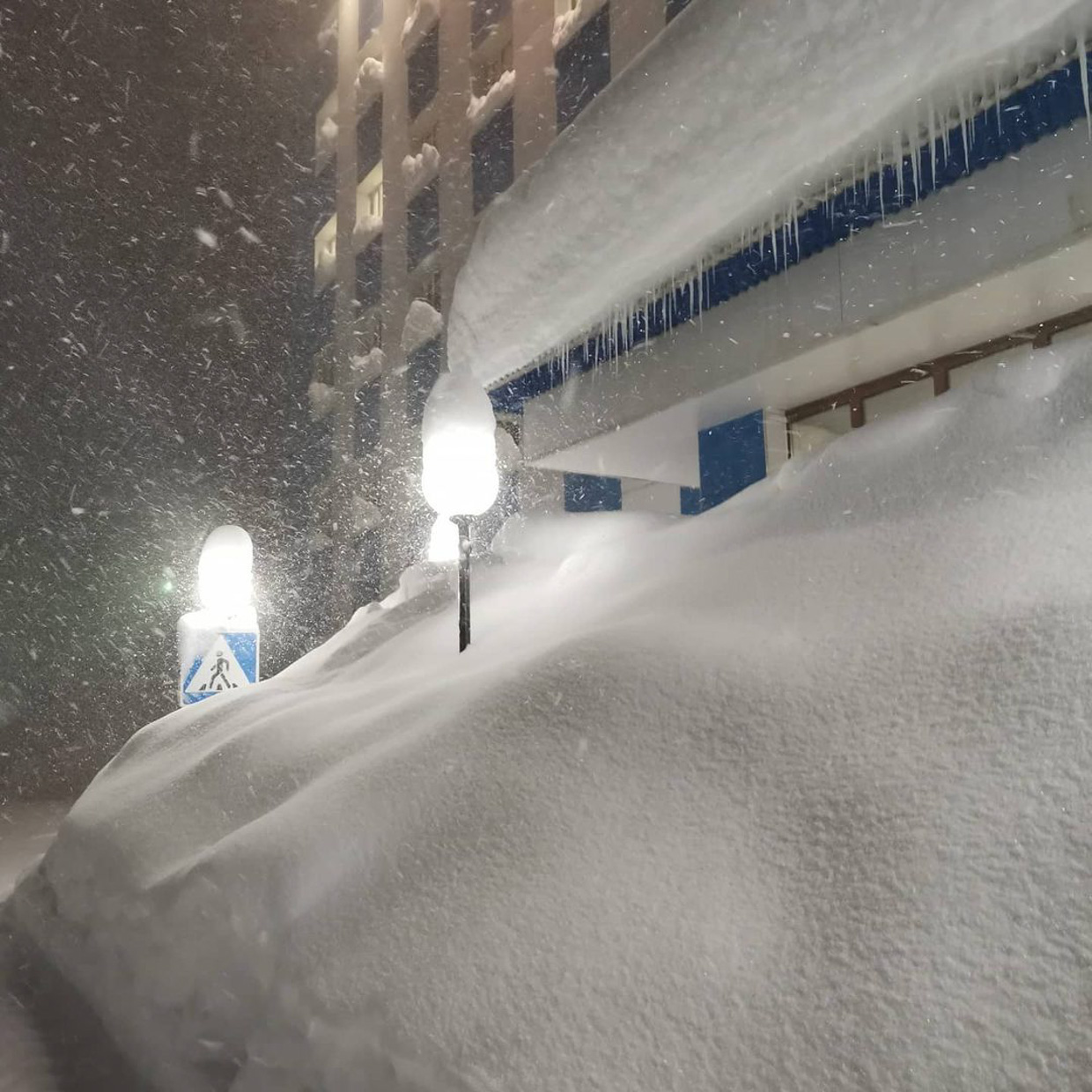 Выпавший снег замело. Норильск завалило снегом 2020. Много снега. Норильск снежные сугробы. Сугробы в городе.