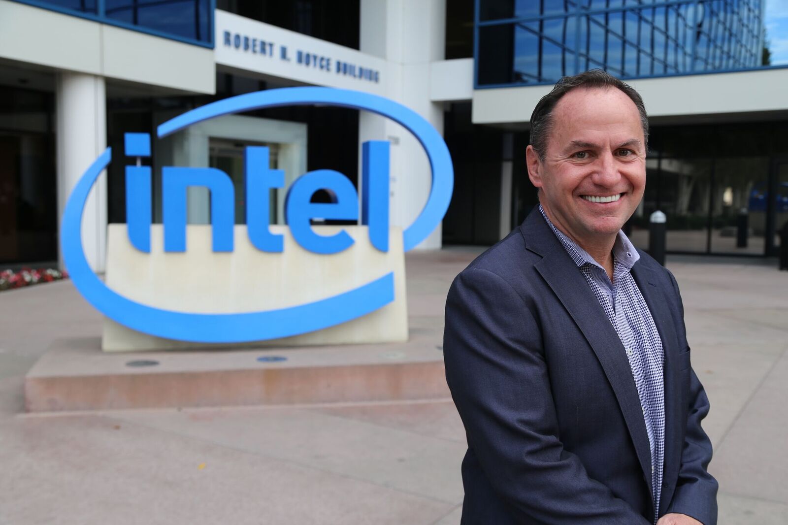 Генеральный директор Intel увольняется. Казалось бы, при чём тут M1