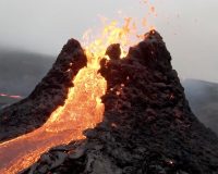 Блогер пролетел на дроне прямо над извергающимся вулканом в Исландии. Видео – огонь (в прямом смысле)