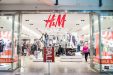Магазины H&M внезапно исчезли с Карт Apple в Китае. В стране скандал