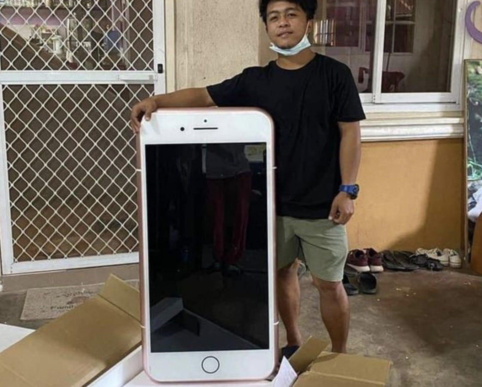 Парень купил iPhone 7 в интернете, но получил стол в форме айфона