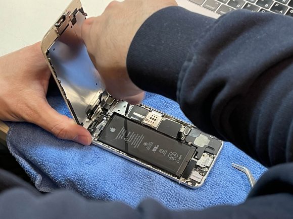 Починил в хлам разбитый iPhone 6, чтобы вы не грустили. Теперь почти ...