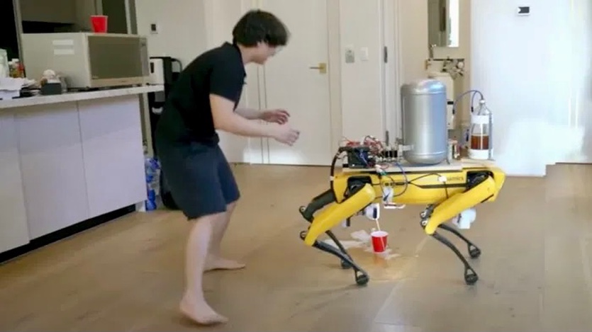 Робота Boston Dynamics научили справлять нужду пивом