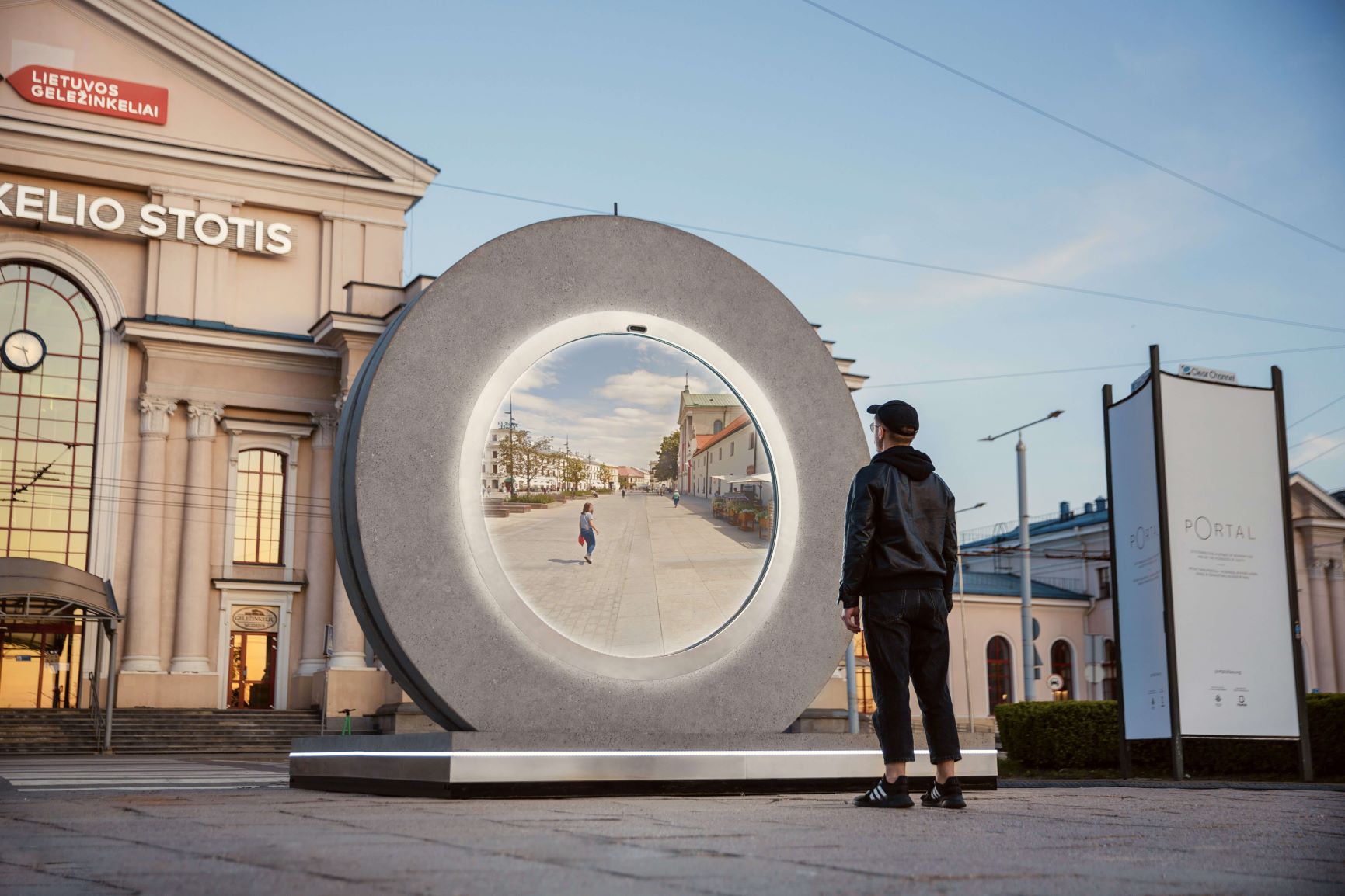 В Литве установили первый портал между городами. Входить нельзя