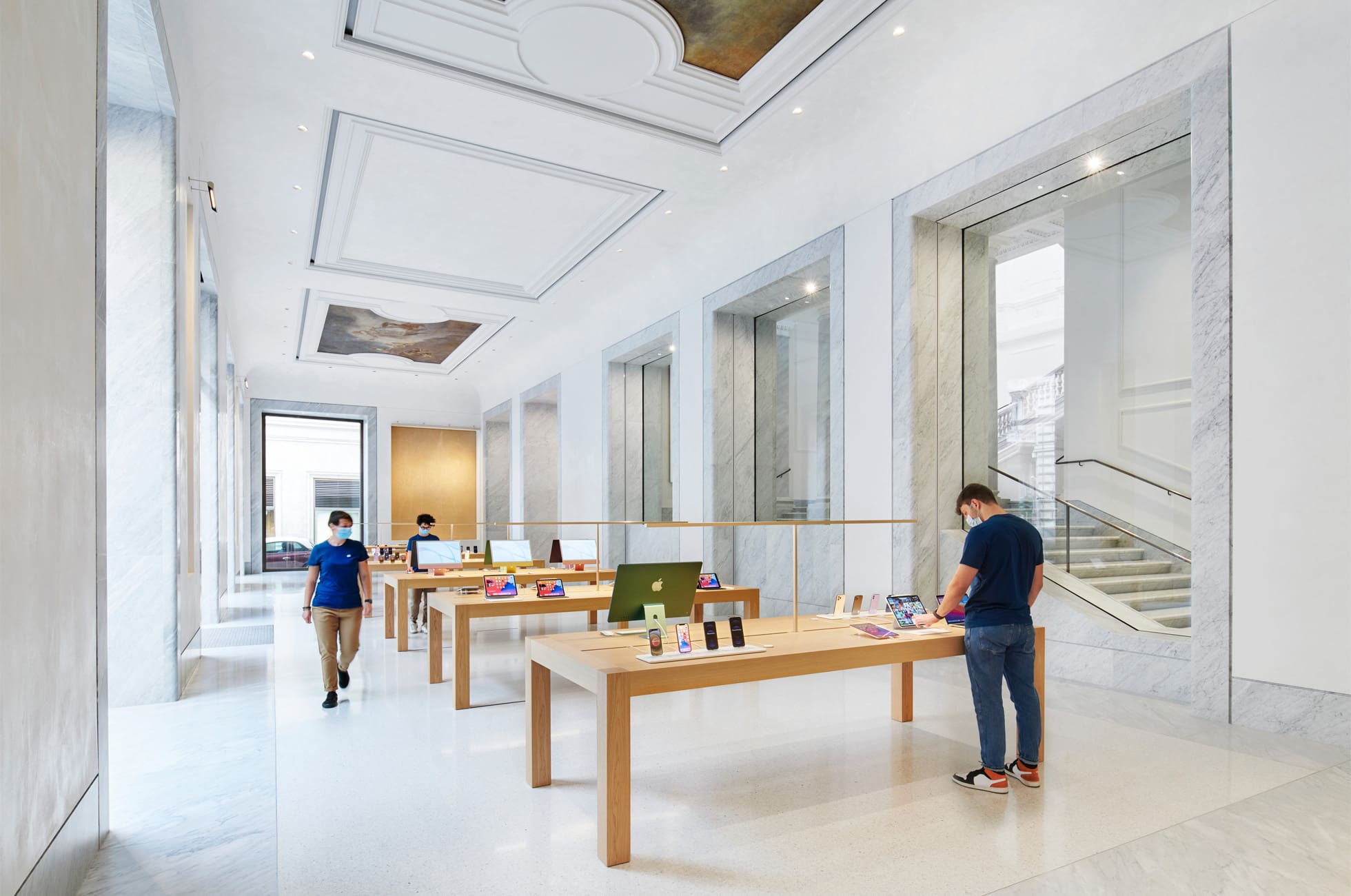 Apple открыла в Риме первый мраморный магазин