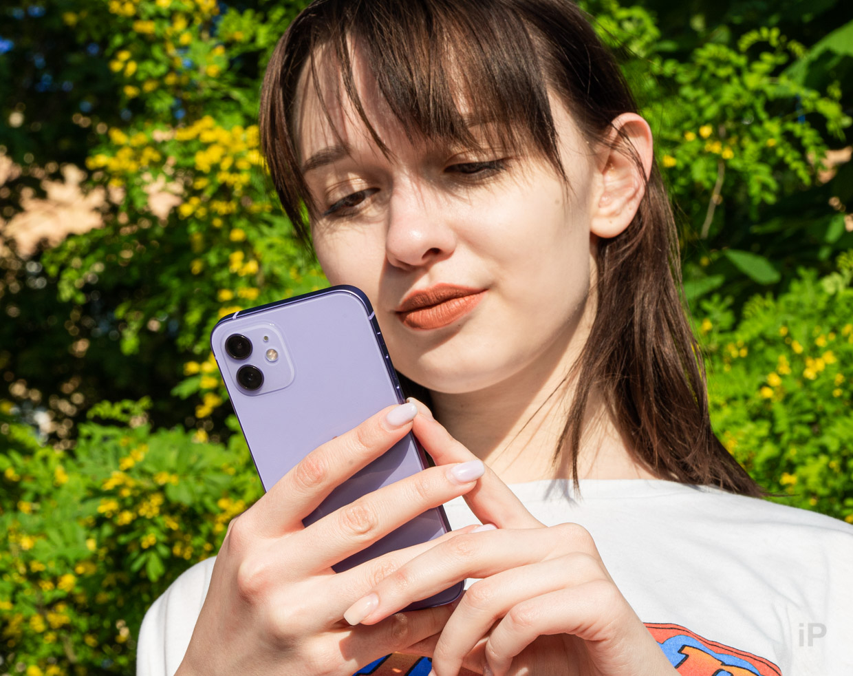 Selfie pro. Селфи на айфон 12. Iphone 12 Pro селфи. Селфи с сиреневым айфоном. Фиолетовый айфон девушка.