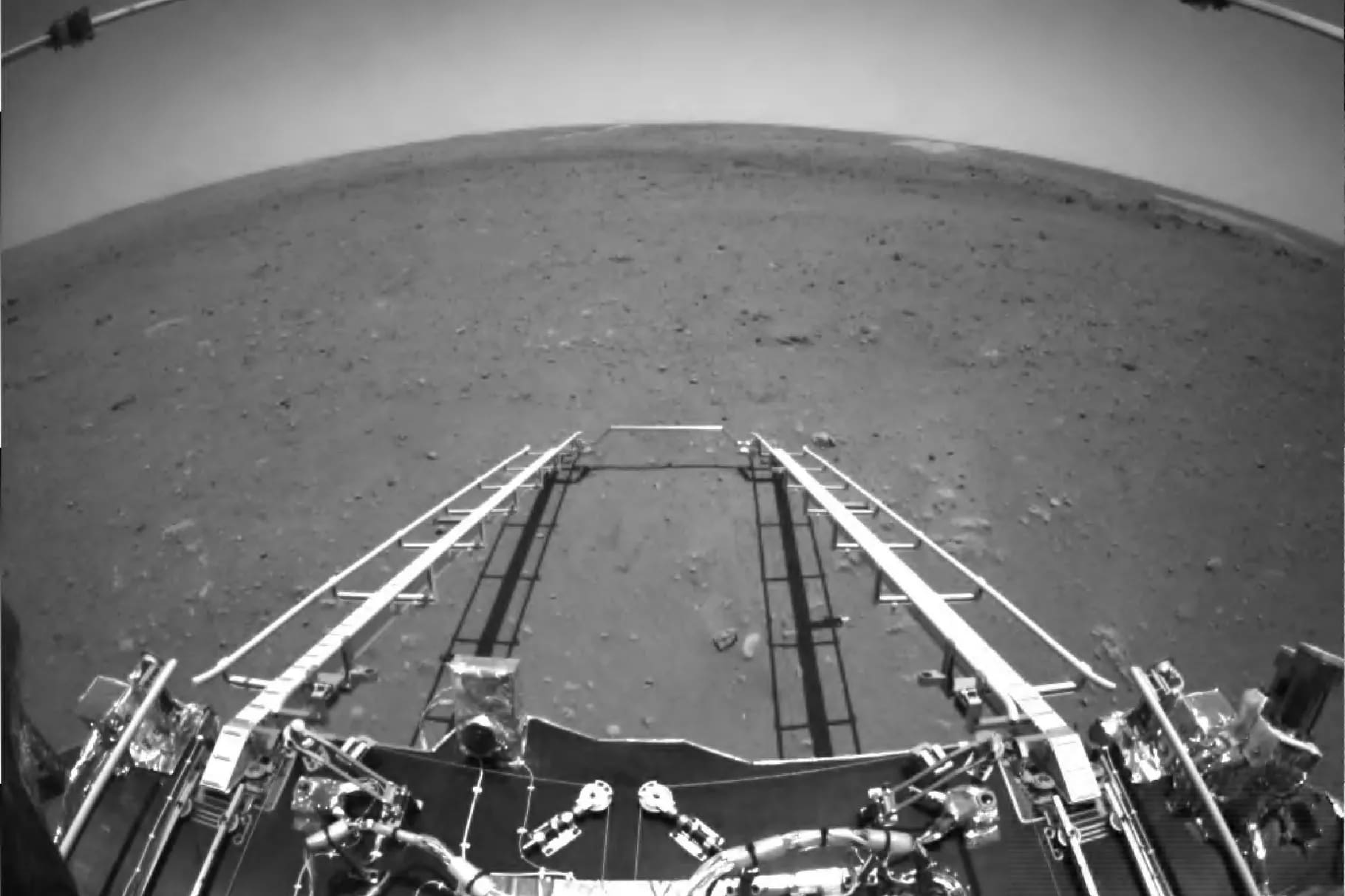 Китайский марсоход Zhurong прислал первые фотографии с Марса