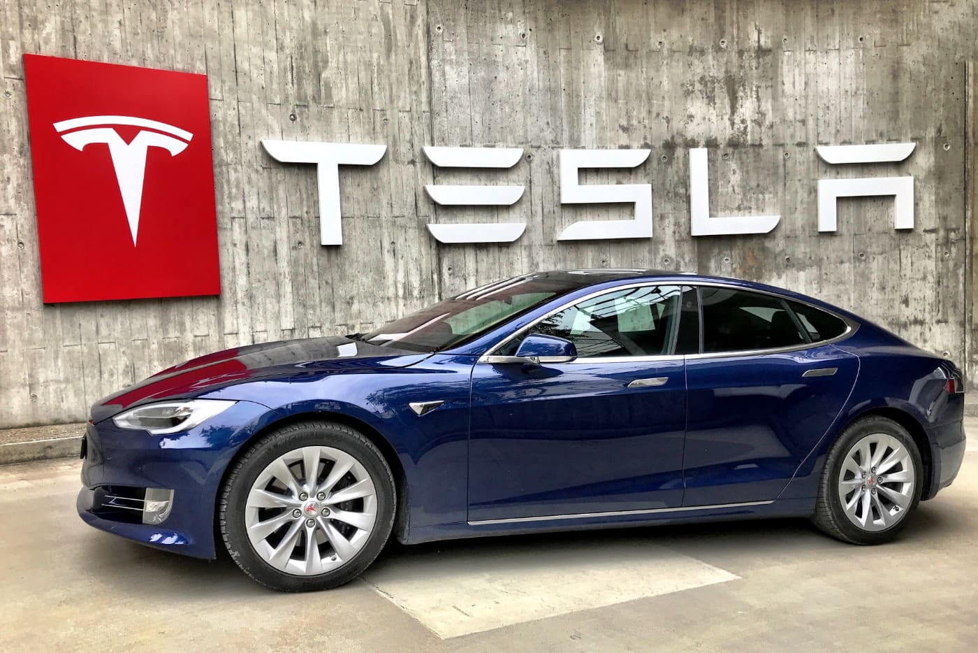 Илон Маск заявил, что электромобили Tesla больше нельзя купить за биткоины